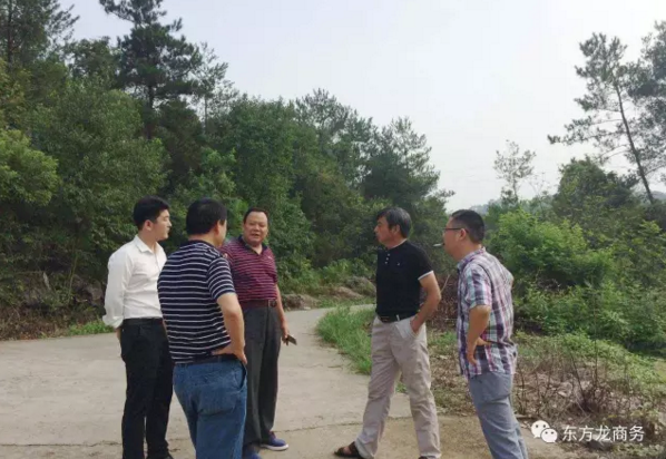 陪同金銀花種植深加工投資選址項(xiàng)目方考察湖南慈利縣，達(dá)成合作共識(shí)，三方共同簽訂投資意向協(xié)議