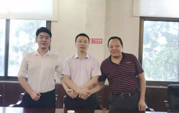 陪同金銀花種植深加工投資選址項(xiàng)目方考察湖南慈利縣，達(dá)成合作共識(shí)，三方共同簽訂投資意向協(xié)議