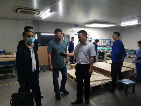 陪同政府園區(qū)赴特種玻璃深加工投資選址項目方對接考察，深度交流，為合作奠定堅實基礎(chǔ)