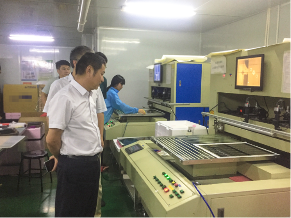 陪同政府園區赴液晶顯示屏投資選址項目方對接考察，積極轉化考察實效，推進項目合作進程