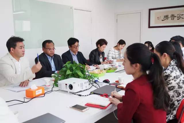 華伊斯蘭關(guān)系理事會理事長丁厚飛博士偕中華伊斯蘭關(guān)系理事會、馬來西亞代表Mr. Nasharudin 訪問東方龍商務