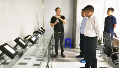 在高端顯示屏擴(kuò)建投資選址項(xiàng)目方總部基地舉行對接會(huì)，細(xì)化合作方案，確保優(yōu)質(zhì)項(xiàng)目順利推進(jìn)