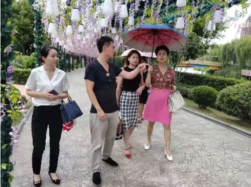 助力政府園區(qū)高效對接考察外企旅游度假村投資選址項目與特色主題樂園項目，加快推進文旅產業(yè)融合發(fā)展