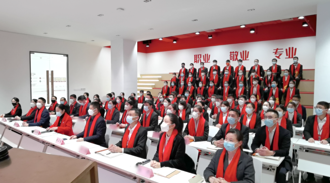 凝心聚力擔使命，奮楫揚帆新征程！東方龍商務集團舉行2022年度總結暨表彰大會