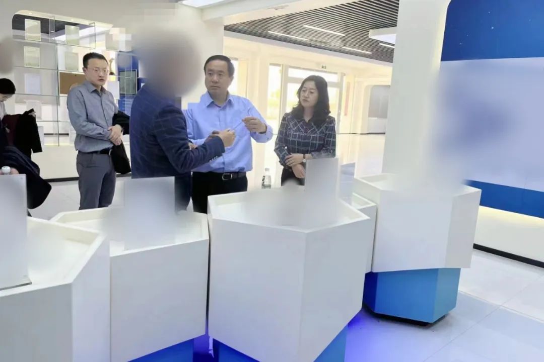 老牌制造商，為富士康等知名企業(yè)長(zhǎng)期供貨！四川某地方政府實(shí)地對(duì)接高端光電材料配件生產(chǎn)投資選址項(xiàng)目