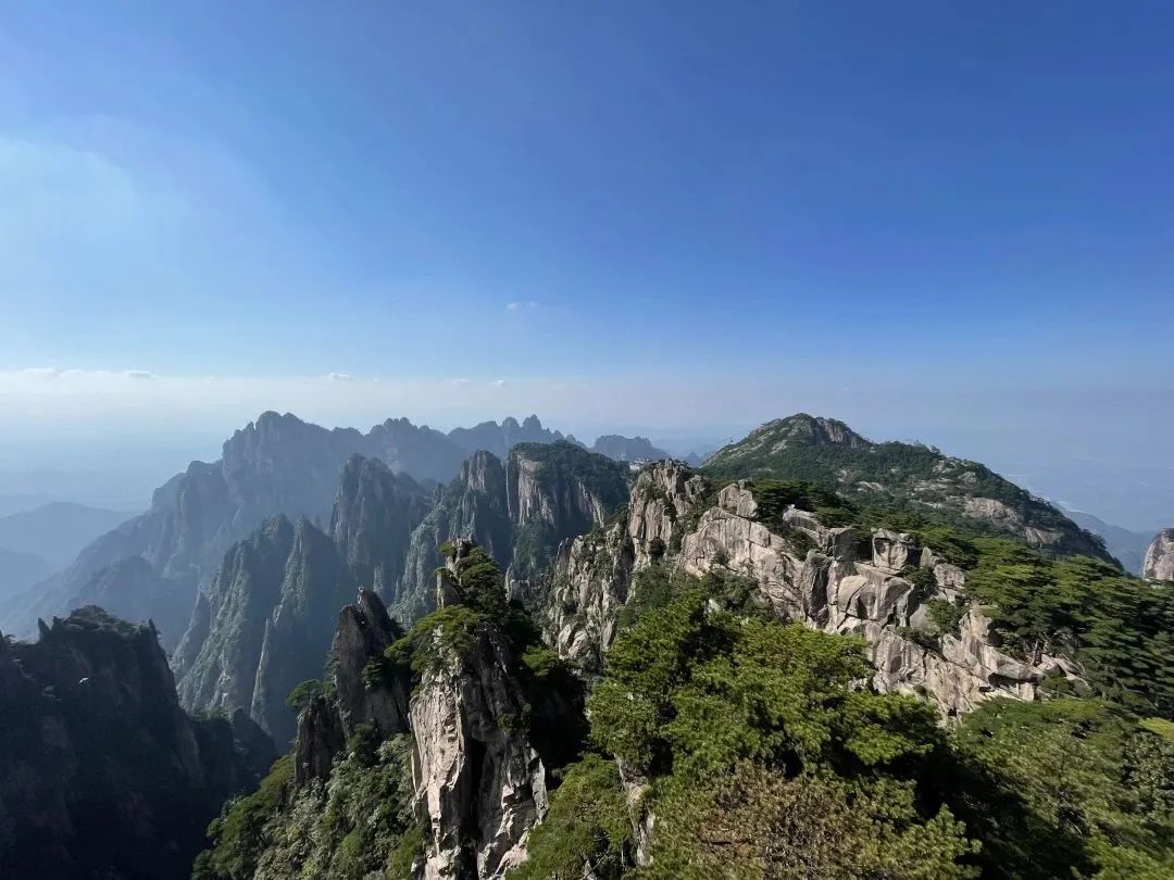 東方龍商務(wù)與春天有個約會！集團100余人赴安徽黃山“團建”，太嗨了！“奔跑二季度”——我們準備好了！