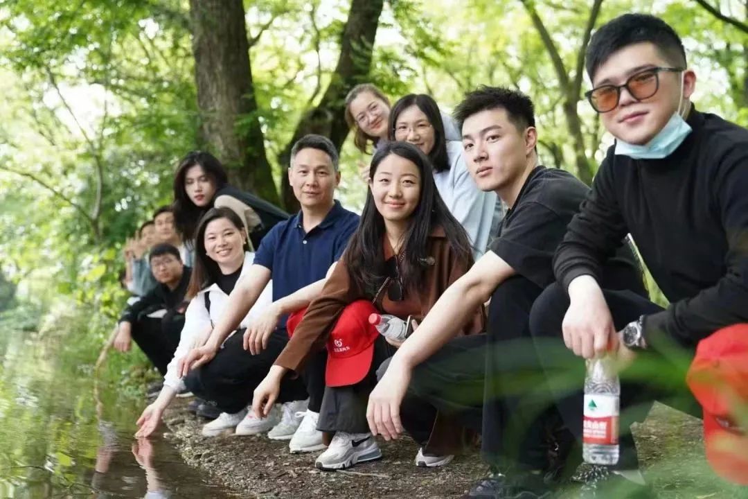 東方龍商務(wù)與春天有個約會！集團100余人赴安徽黃山“團建”，太嗨了！“奔跑二季度”——我們準備好了！