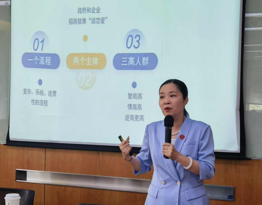 開講啦！集團(tuán)董事長(zhǎng)/CEO陳谷音走進(jìn)上海交通大學(xué)講堂，為廣東海珠區(qū)石溪聯(lián)社考察團(tuán)做專業(yè)招商實(shí)戰(zhàn)培訓(xùn)