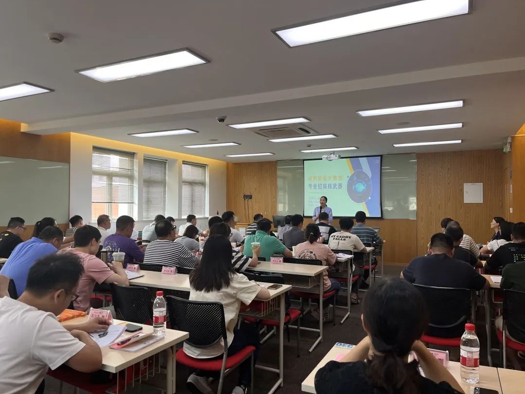 開講啦！集團(tuán)董事長(zhǎng)/CEO陳谷音走進(jìn)上海交通大學(xué)講堂，為廣東海珠區(qū)石溪聯(lián)社考察團(tuán)做專業(yè)招商實(shí)戰(zhàn)培訓(xùn)