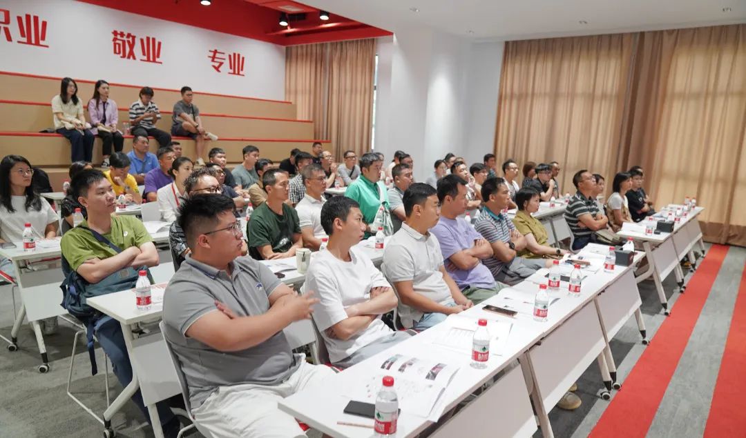 開講啦！集團(tuán)董事長(zhǎng)/CEO陳谷音走進(jìn)上海交通大學(xué)講堂，為廣東海珠區(qū)石溪聯(lián)社考察團(tuán)做專業(yè)招商實(shí)戰(zhàn)培訓(xùn)