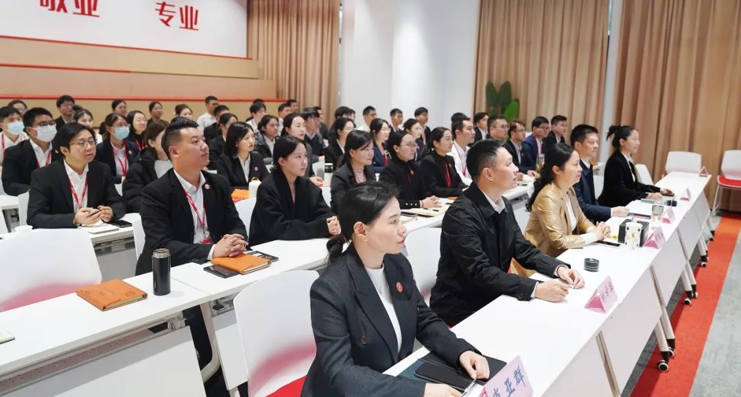 承接進(jìn)博效應(yīng)，推進(jìn)全球招商！11月上旬，集團(tuán)共40個(gè)優(yōu)質(zhì)投資選址項(xiàng)目通過(guò)評(píng)估