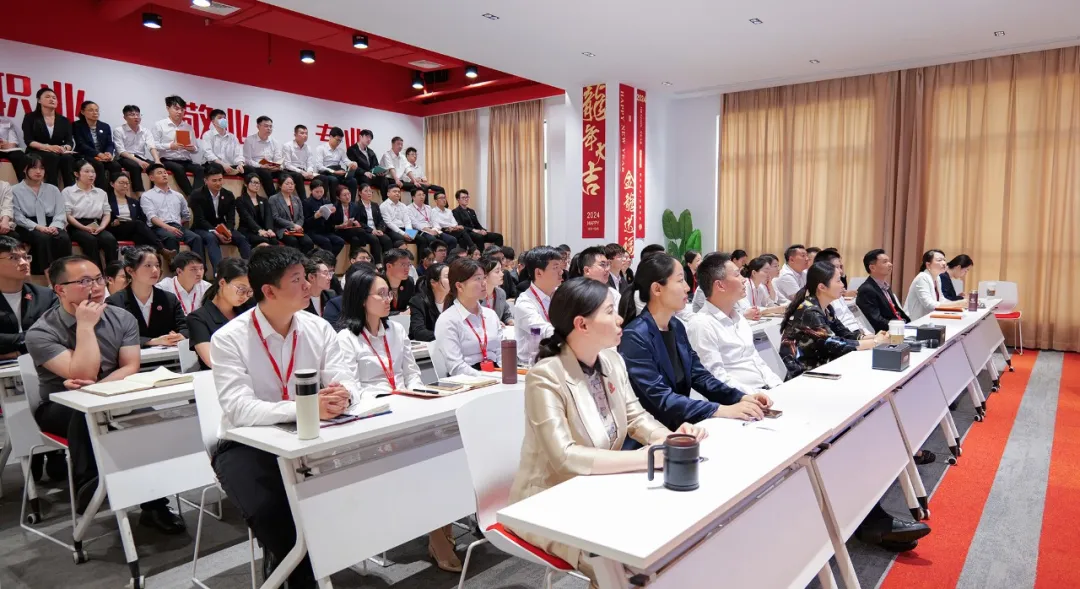 東方龍商務集團組織開展普法教育專題講座，加強企業文化建設，營造良好發展氛圍！