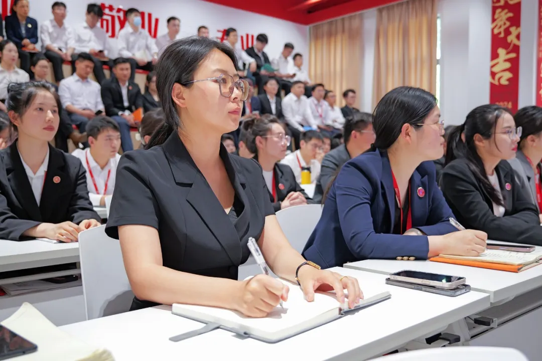 東方龍商務集團組織開展普法教育專題講座，加強企業文化建設，營造良好發展氛圍！