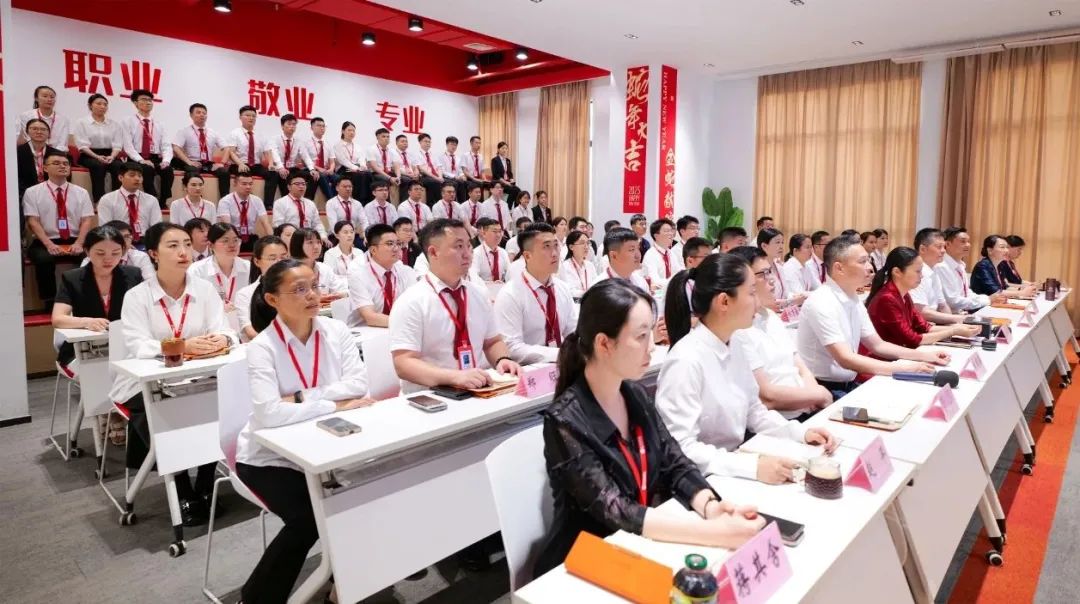 上海東方龍商務(wù)集團(tuán)召開2025上半年工作總結(jié)表彰暨“沖刺三季度”競(jìng)賽動(dòng)員會(huì)