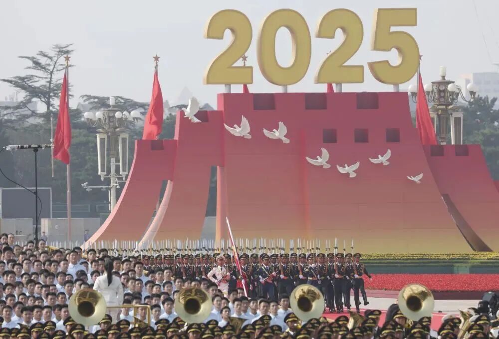 熱血沸騰！上海東方龍商務集團組織全體員工觀看九三閱兵現(xiàn)場直播