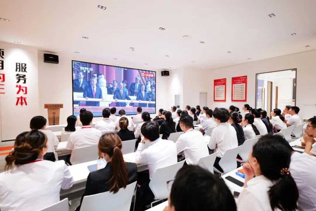 熱血沸騰！上海東方龍商務集團組織全體員工觀看九三閱兵現(xiàn)場直播