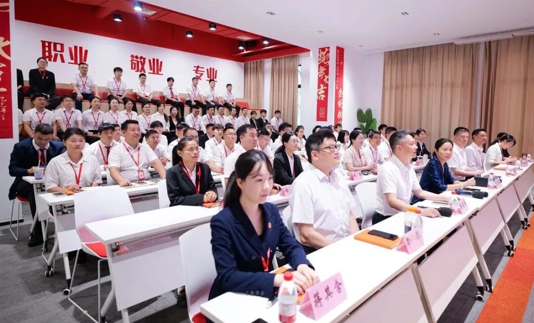 上海東方龍商務集團召開沖鋒三季度總結表彰暨“大干100天”競賽動員會